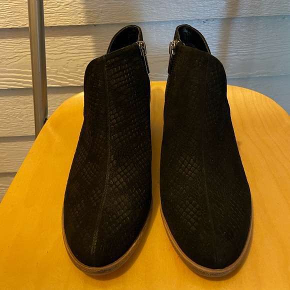 VINCE CAMUTO Blqck Perforated Suede Leather Zip Ankle Booties Sz 7M /37.5 NWOT - Picture 3 of 8